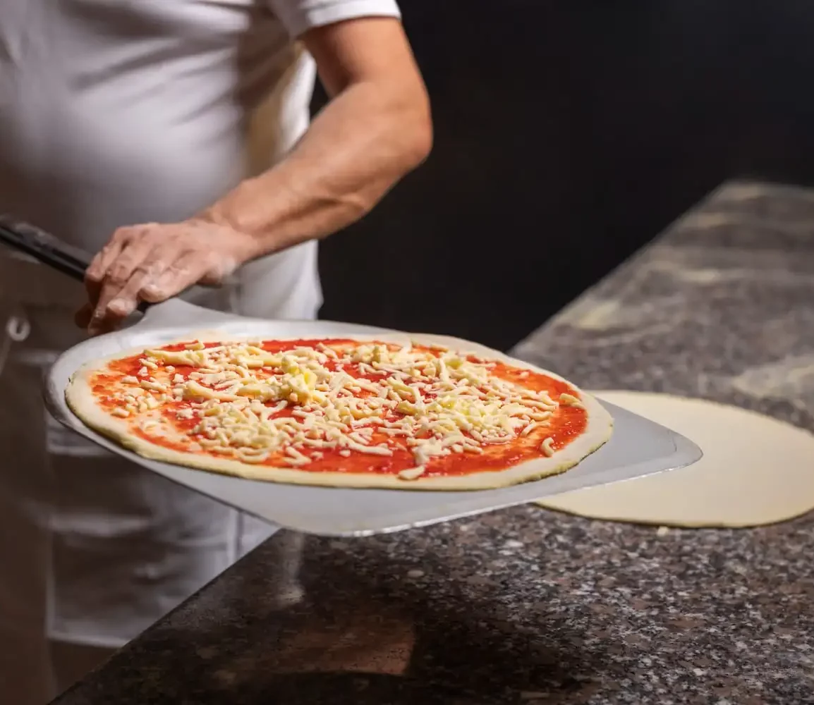 A maior parte dos estabelecimentos aposta no forno a lenha para o preparo da pizza 