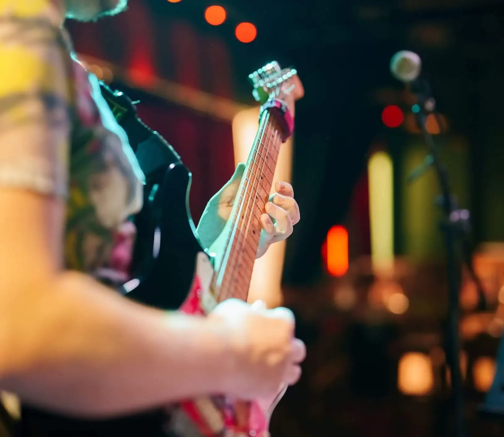 Casas dedicadas ao rock fazem a alegria de quem curte guitarras e clássicos