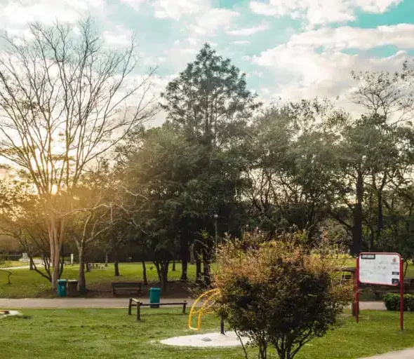 Além dos espaços para corredores, o Parque Villa-Lobos também tem um anfiteatro e uma biblioteca