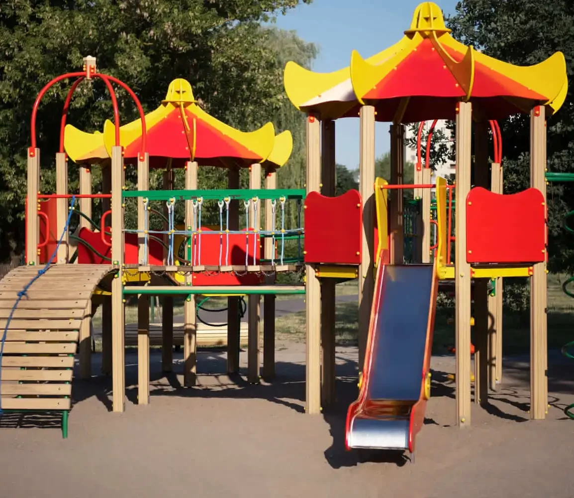 Na Gastão Vidigal, as crianças podem aproveitar um parquinho de madeira com escorregador e estrutura para escalar 