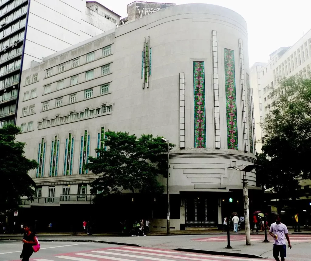 Imagem da fachada externa do Cine Theatro Brasil Vallourec, um teatro em Belo Horizonte