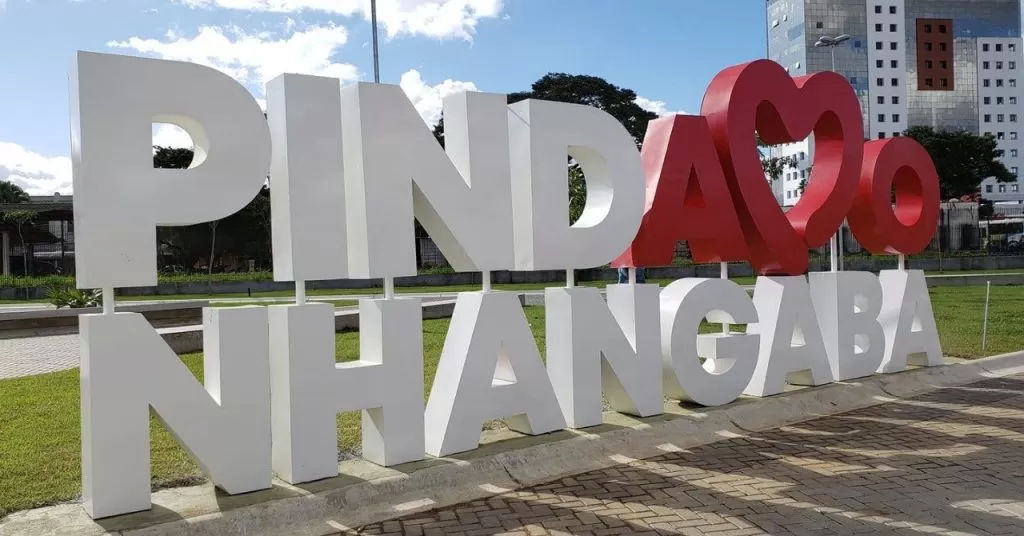 Imagem de letreiro de Pindamonhangaba, em São Paulo