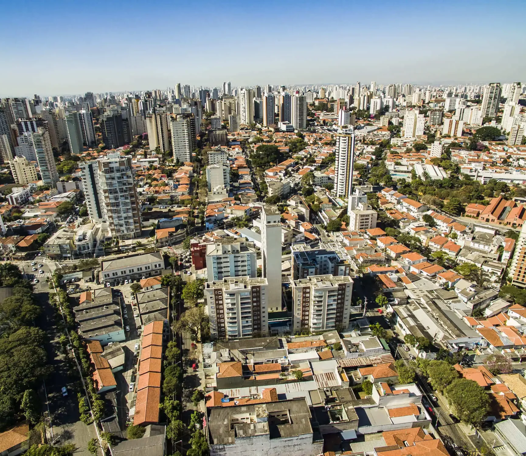 Se além da segurança você procura boa mobilidade e proximidade com comércios e serviços, vale considerar os imóveis na Vila Mariana