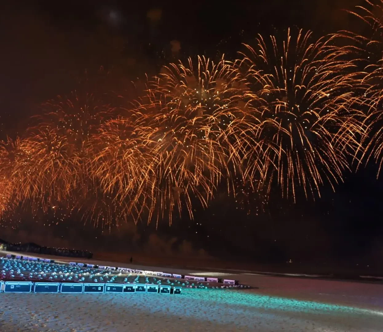 Para o Réveillon, os visitantes e moradores de Balneário Camboriú podem esperar um show de fogos de 15 minutos na Praia Central