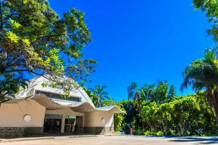 Imagem da fachada externa do Teatro Francisco Nunes, um teatro em Belo Horizonte