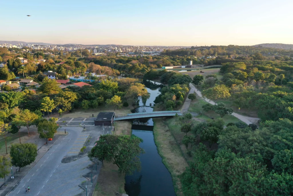 Imagem da vista aérea do Parque Ecológico da Pampulha, em Belo Horiznte, para ilustrar matéria sobre parque ecológico perto de BH