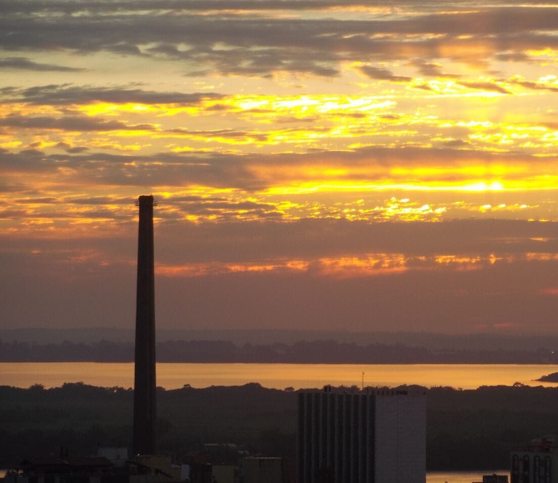 O Guaíba e a chaminé da Usina do Gasômetro na vista de fundos de Daniel (Foto: arquivo pessoal)