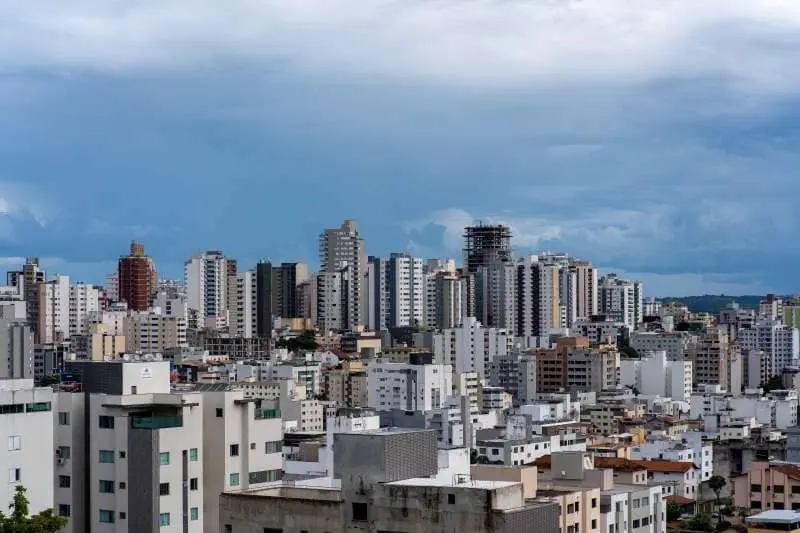 Imagem da vista aérea de Divinópolis, uma das cidades mais baratas para morar em Minas Gerais, mostra prédios em um dia de céu nublado