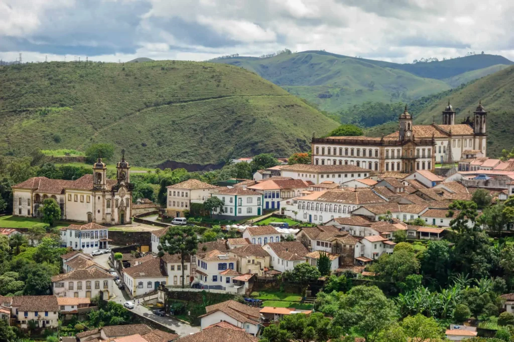 Vista panorâmica de Ouro Preto, em Minas Gerais, mostra construções, colinas e céu ao fundo