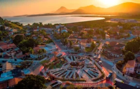 Foto que ilustra matéria sobre os bairros de Maricá mostra a Agroecológica do Centro da cidade.