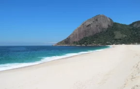 Vista da Pedra do Elefante, localizada na praia de Itaipuaçu, uma das praias de Maricá (Foto: Wikimedia Commons)