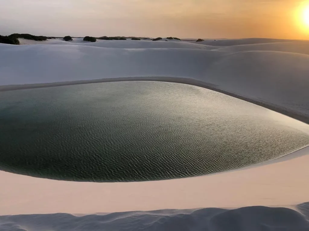Imagem da Lagoa Azul, que faz parte do Circuito Lagoa Azul, no Parque Nacional dos Lençóis Maranhenses